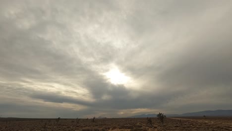 當太陽在地平線上以多彩的輝<unk>落下時, 不透明的雲端在沙漠天空上滾動 - - 靜態廣角時間延遲