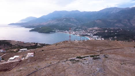 Luftseitenschwenk-Eines-Fernmeldeturms-Mit-Weitem-Blick-Auf-Die-Albanische-Riviera