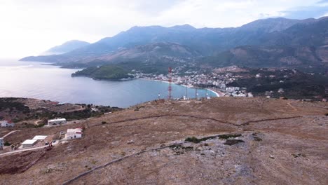 toma panorámica lateral aérea de una torre de comunicaciones con vistas panorámicas de la riviera albanesa