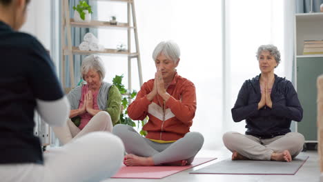 Mujeres-Mayores,-Grupo-De-Yoga-Y-Entrenador-En-Meditación