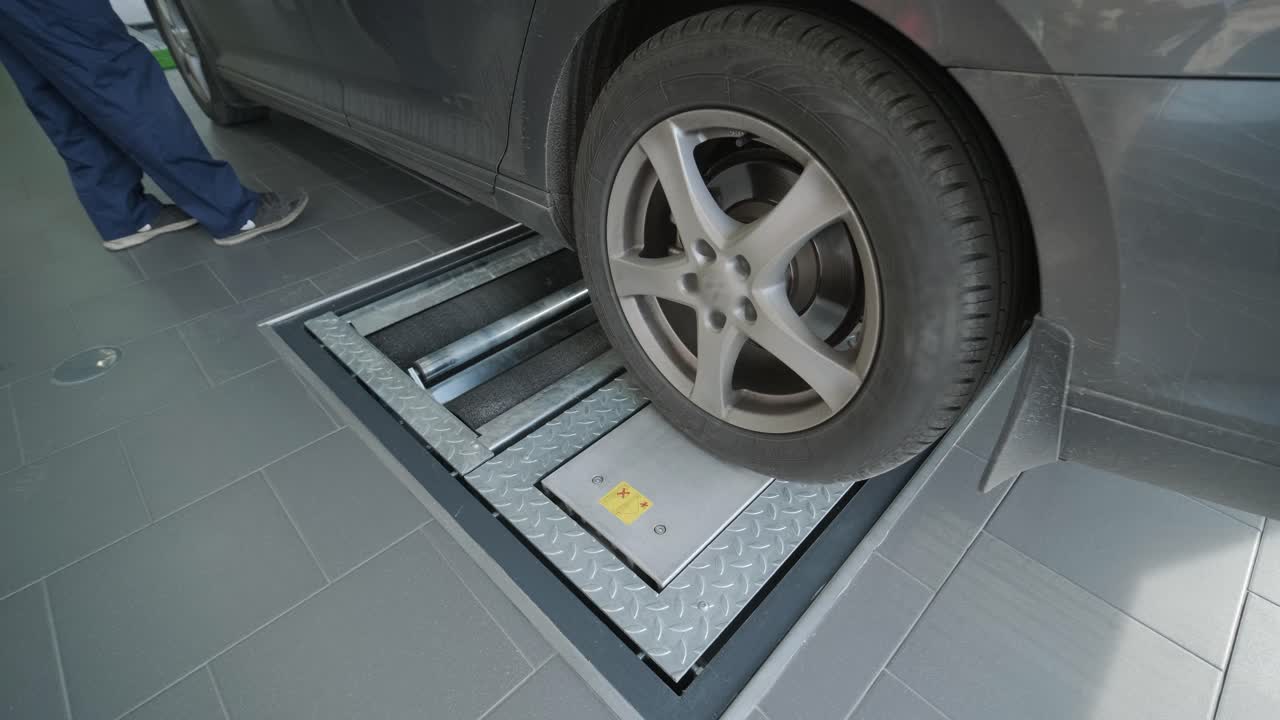 coche en una máquina de alineación de ruedas