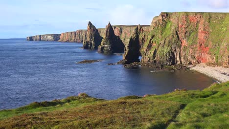 Toma-De-Establecimiento-De-Las-Hermosas-Pilas-De-Mar-De-Duncanby-Head-En-El-Norte-De-Escocia.