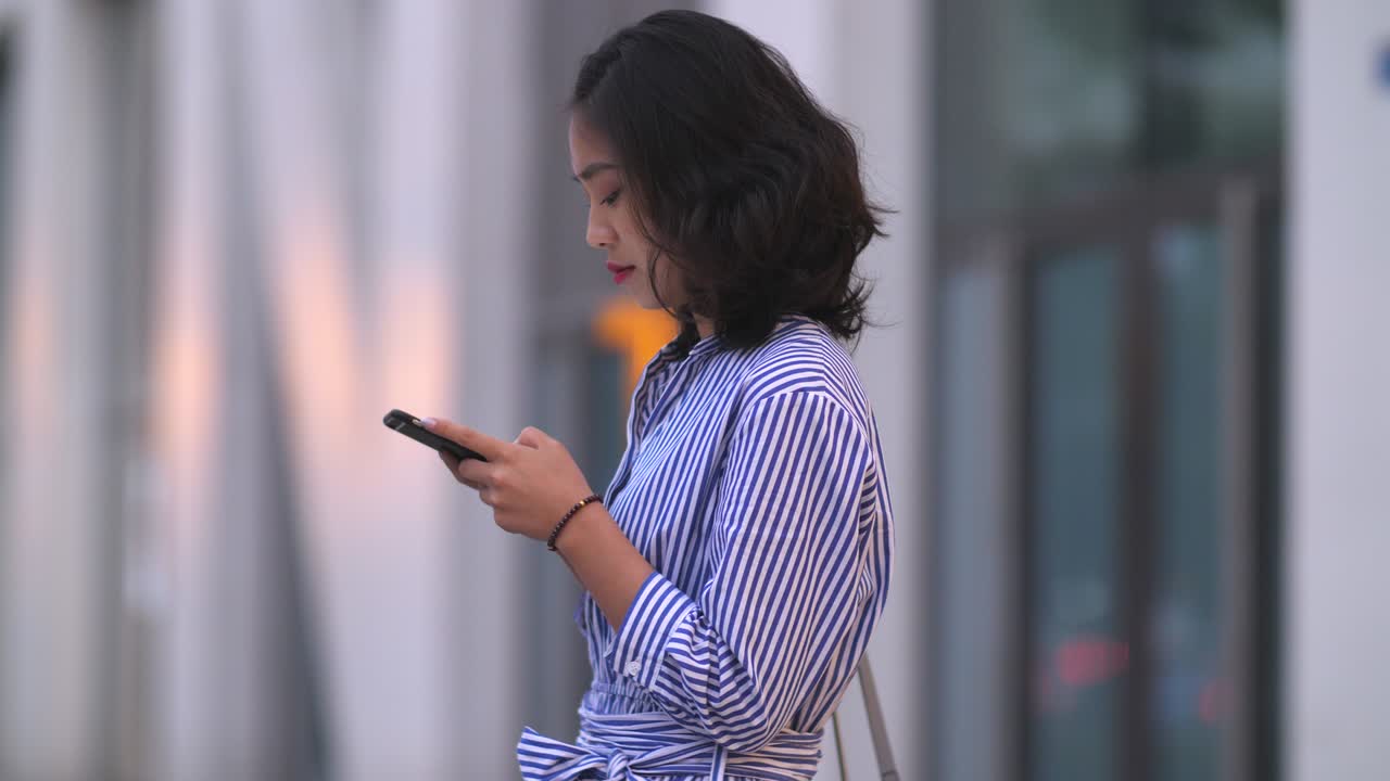 도시에서 전화를 사용하는 예쁜 여자, 4k