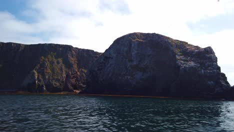 Cardán-Inclinado-Hacia-Abajo-Disparado-Desde-Un-Barco-En-Movimiento-De-La-Escarpada-Costa-Este-De-Anacapa-En-El-Parque-Nacional-De-Las-Islas-Del-Canal,-California