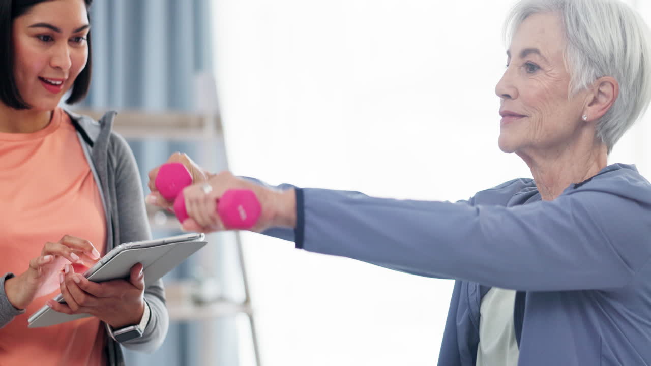 tableta, pesas y una mujer mayor