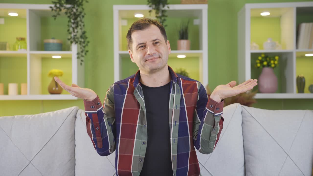 Ragazzo carino che guarda la telecamera fingendo di non averne idea