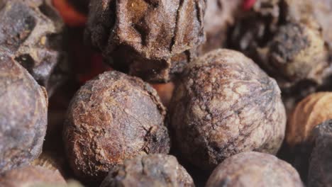 Peppercorns-or-mixture-of-peppers-spice.-Red,-white-black-and-green-hot-pepper-Super-Macro-Close-Up