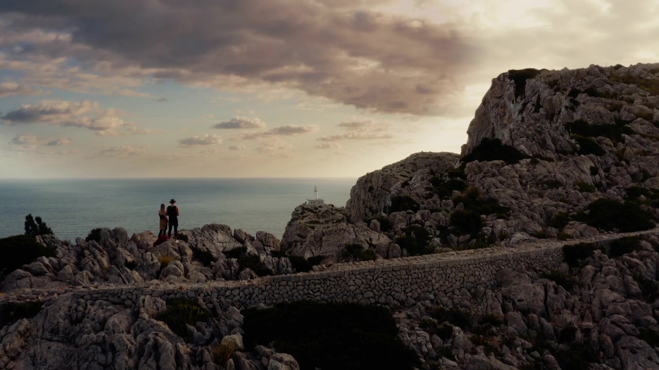 Una coppia osserva lo splendido tramonto sul Faro di Cap Formentor, Maiorca