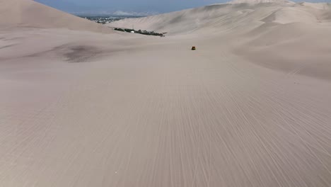 Dune-buggies-in-Huacachina,-Peru-desert