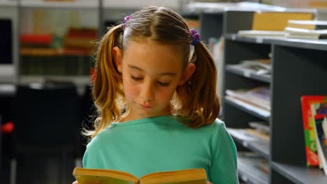 Vorderansicht-Einer-Aufmerksamen-Kaukasischen-Schülerin,-Die-In-Der-Bibliothek-Der-Schule-Ein-Buch-Liest,-4k