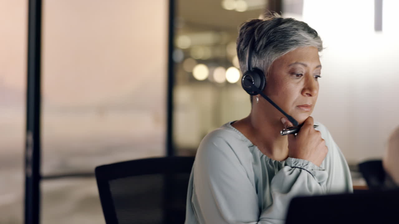 Operatrice senior di call center, donna e telefonata