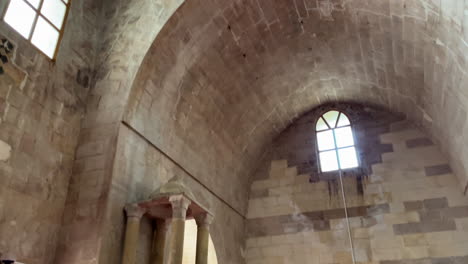 vemos la cúpula de la madrasa zinciriye desde el interior y la cámara se desliza primero hacia la cúpula, luego las paredes de piedra y finalmente el púlpito de piedra tallada