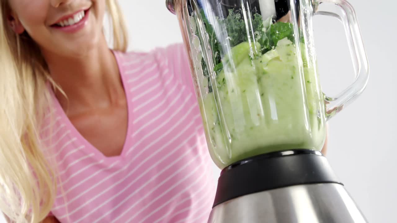 mujer preparando un batido de verduras