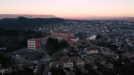 Toma-Aérea-De-Una-Escuela-Secundaria-En-Veliki-Preslav,-Bulgaria-Al-Atardecer