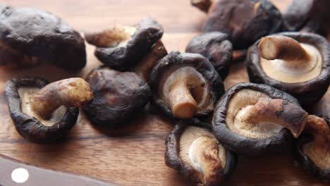 setas de shiitake secas en una tabla de madera