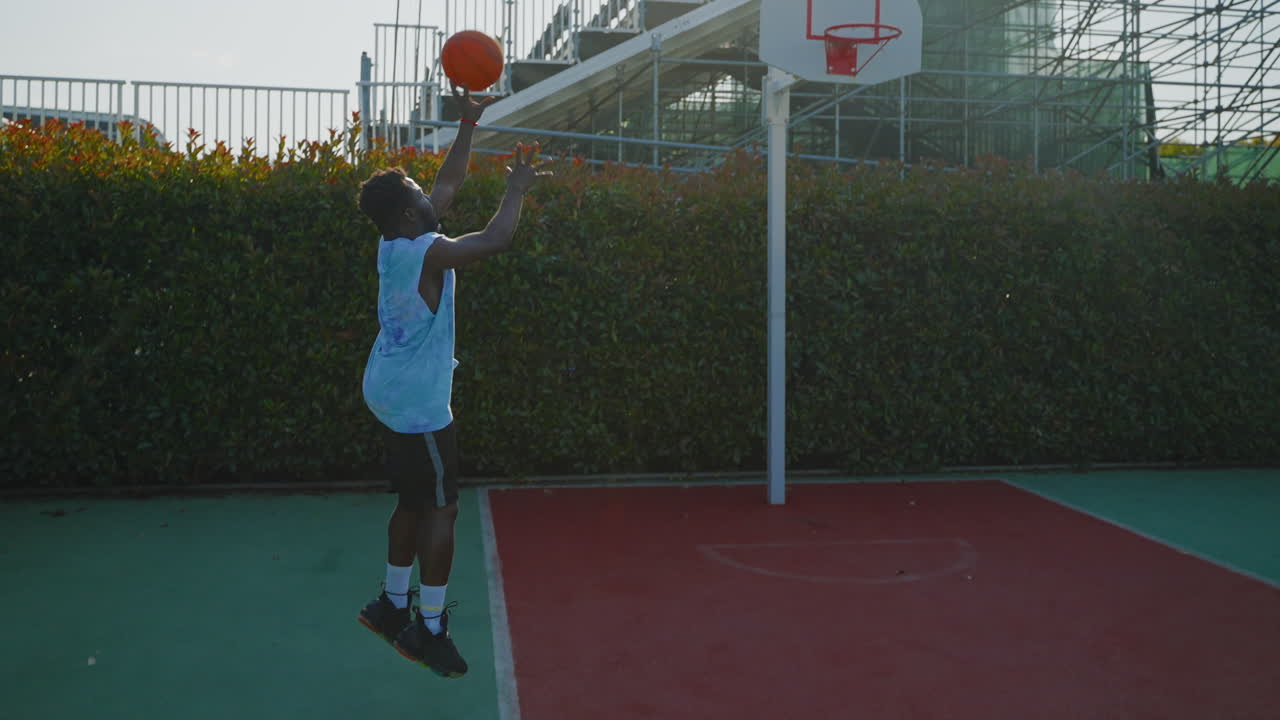 jugador de baloncesto en acción