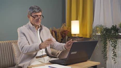 el anciano que no puede usar la aplicación en la computadora portátil.