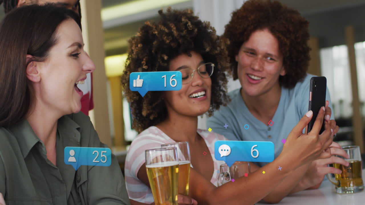 animación de iconos de los medios sobre felices amigos diversos bebiendo cerveza