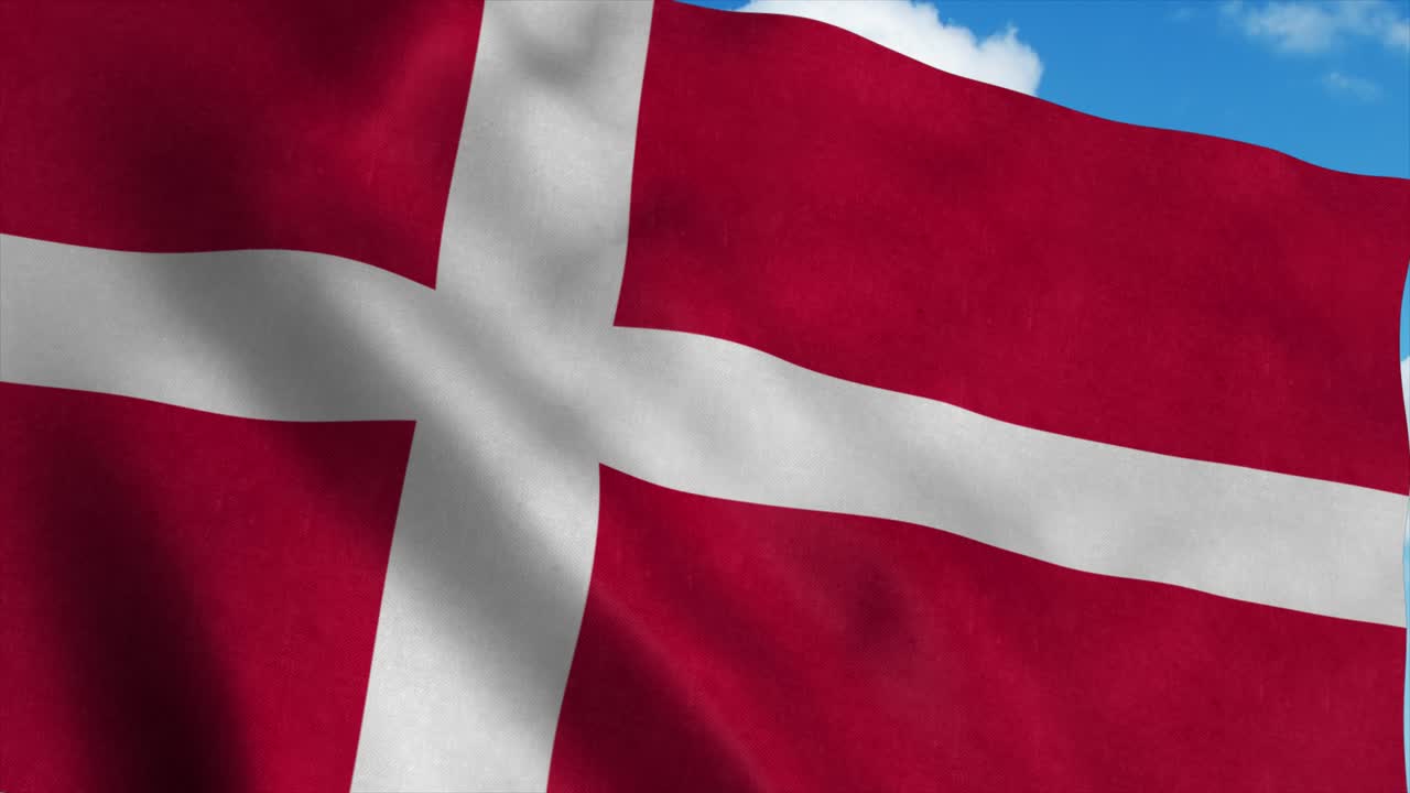 Dannebrog vajer i vinden med blå himmelbaggrund. 4K