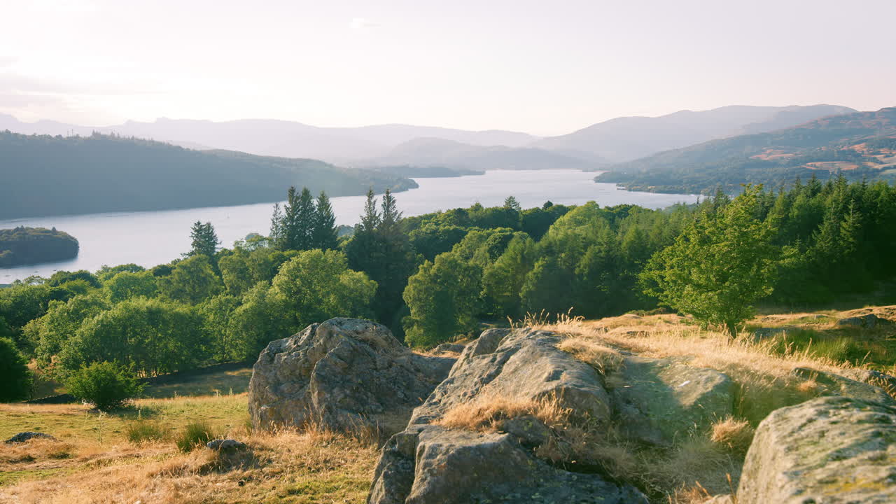 Slowmotion-film av vackert landskap i Lake District, Storbritannien, med kullar, skogar och sjö