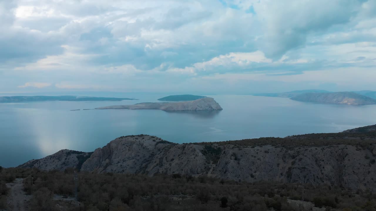toma aérea de drones de la costa rocosa y las islas en el día nublado-1