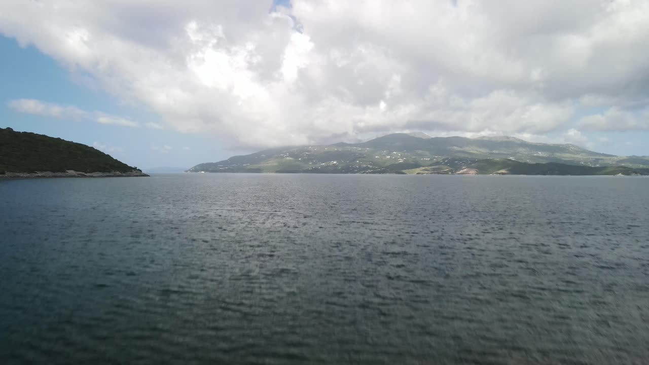 알바니아 ksamil을 드러내는 해변에 있는 사람들을 향해 바다 위의 낮은 각도