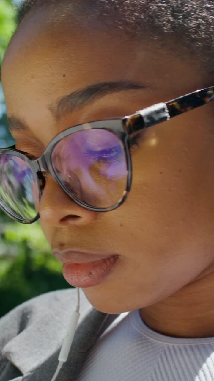mujer escuchando música al aire libre