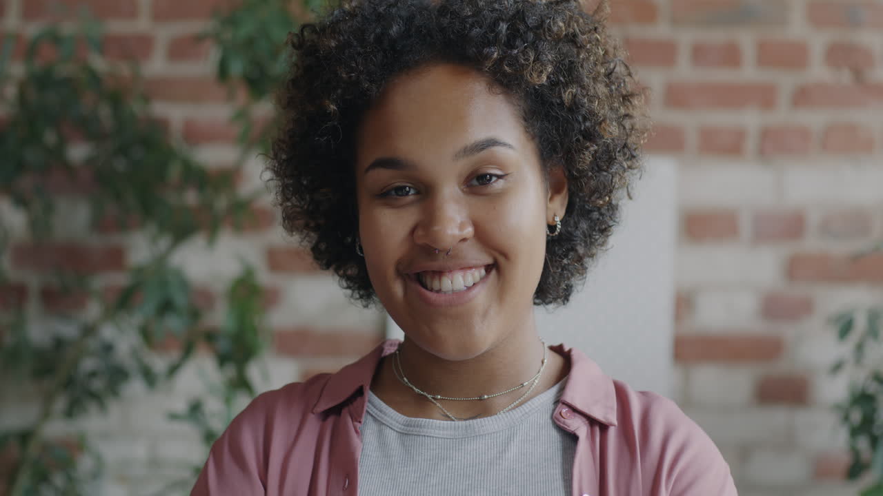 retrato de una joven sonriente