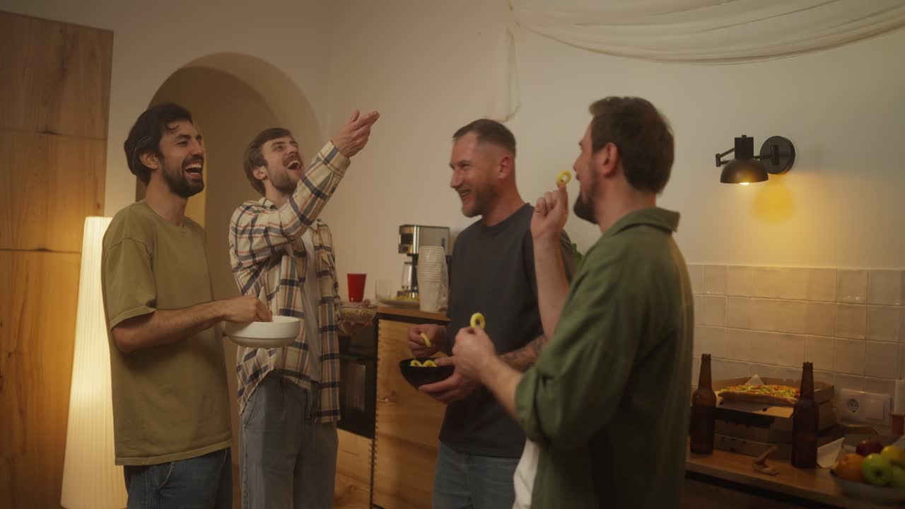 친구 들 이 집 에서 파티 를 즐기고 있다