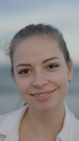 close-up portrait of a smiling young woman outdoors
