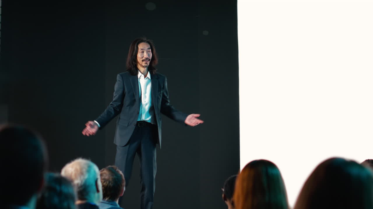 Product manager asiatico che presenta il lancio del nuovo smartphone durante un evento convention