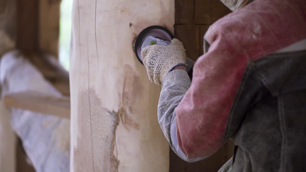 나무 기둥을 는 노동자