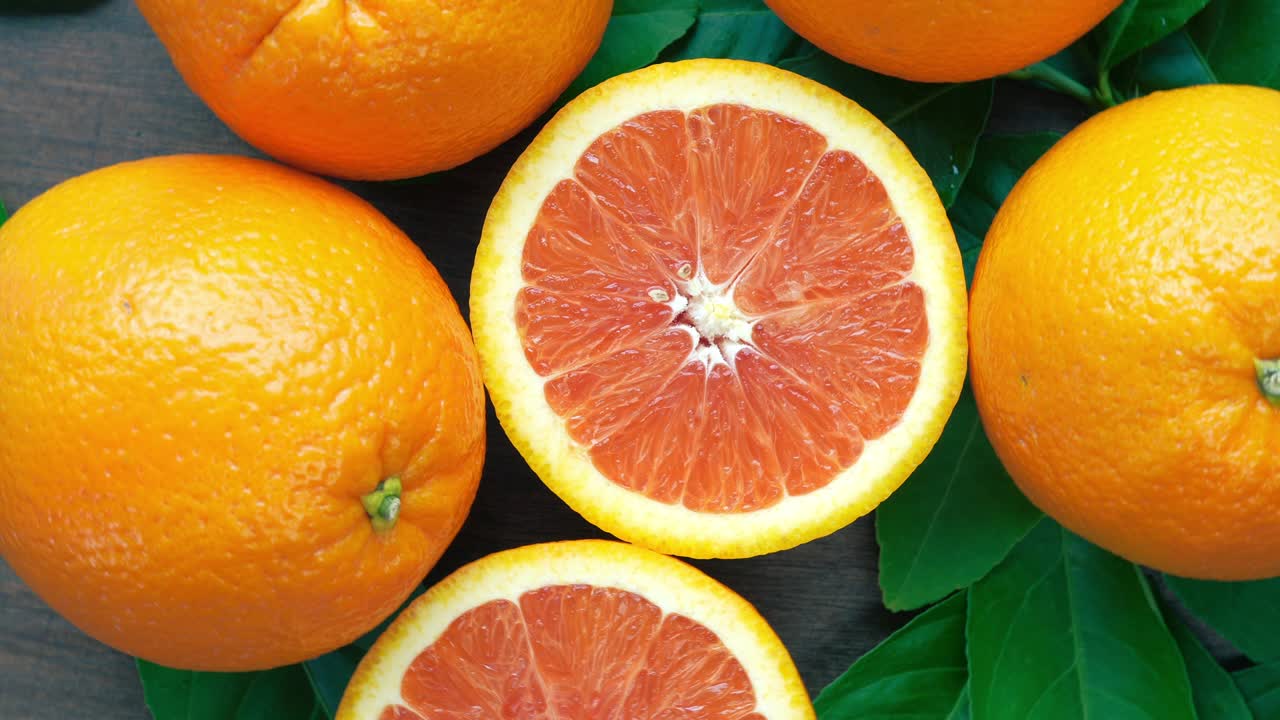 naranja con hojas en la canasta sobre fondo de madera, vista superior girar pomelo o cara cara naranja sobre fondo de madeira, resolución 4k.