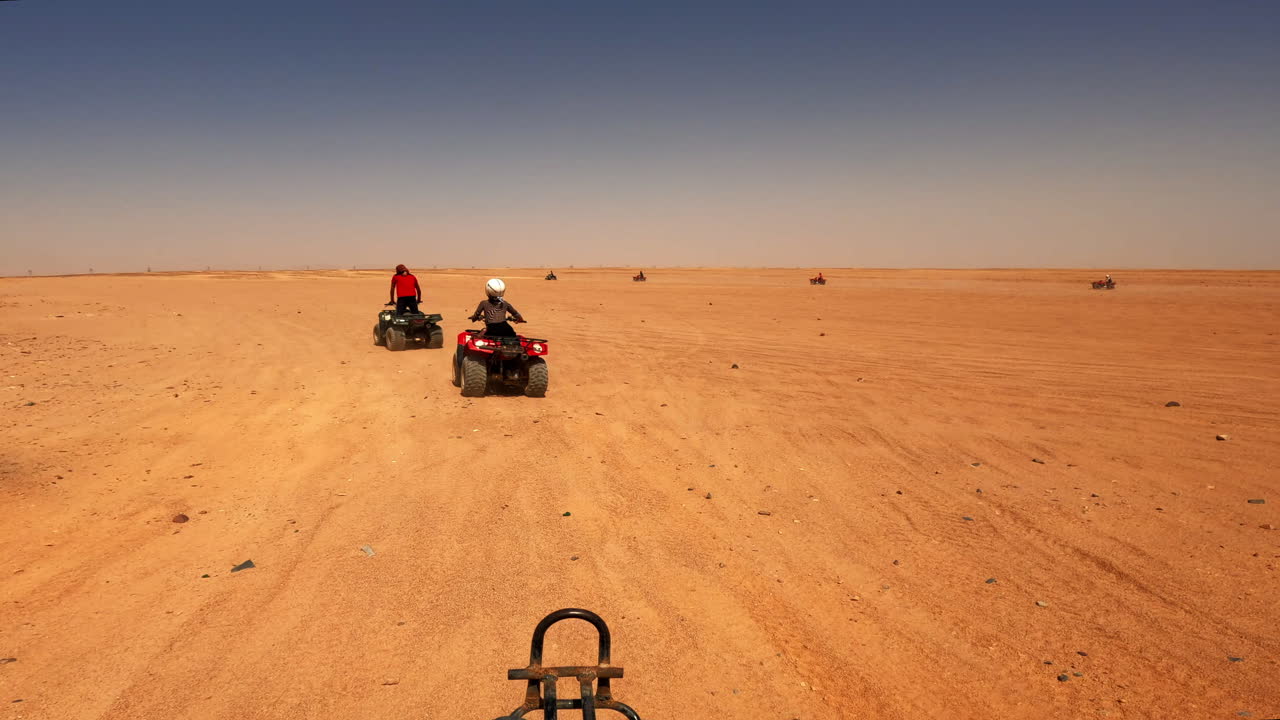 Quad in corsa nel deserto per safari a Hurghada, Egitto.