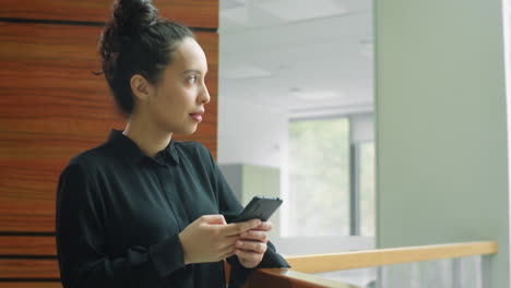 Bella-Mujer-De-Negocios-Escribiendo-En-Un-Smartphone-Y-Sonriendo