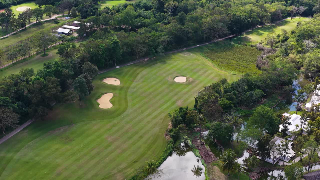 Vídeos de drones captan un exuberante campo de golf y edificios de un resort de lujo en Nakorn Rachasima