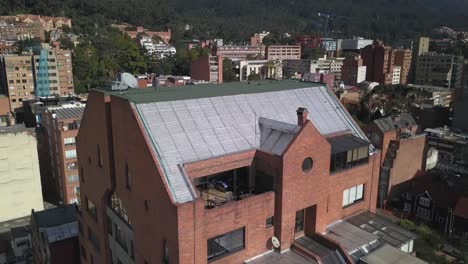 foto panorámica de la ciudad de bogotá, con muchos edificios en el norte de la ciudad, el gran edificio de bogotà y sus terrazas