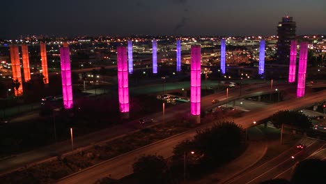 las coloridas luces del aeropuerto internacional de los ángeles brillan en la oscuridad en este lapso de tiempo 1