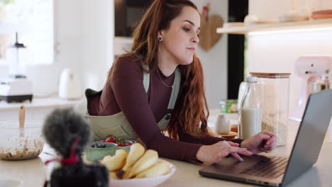 Küche,-Laptop-Und-Frau,-Die-Rezept-Tippt