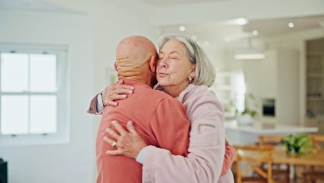 Älteres-Paar,-Umarmung-Und-Zuhause-Mit-Liebe
