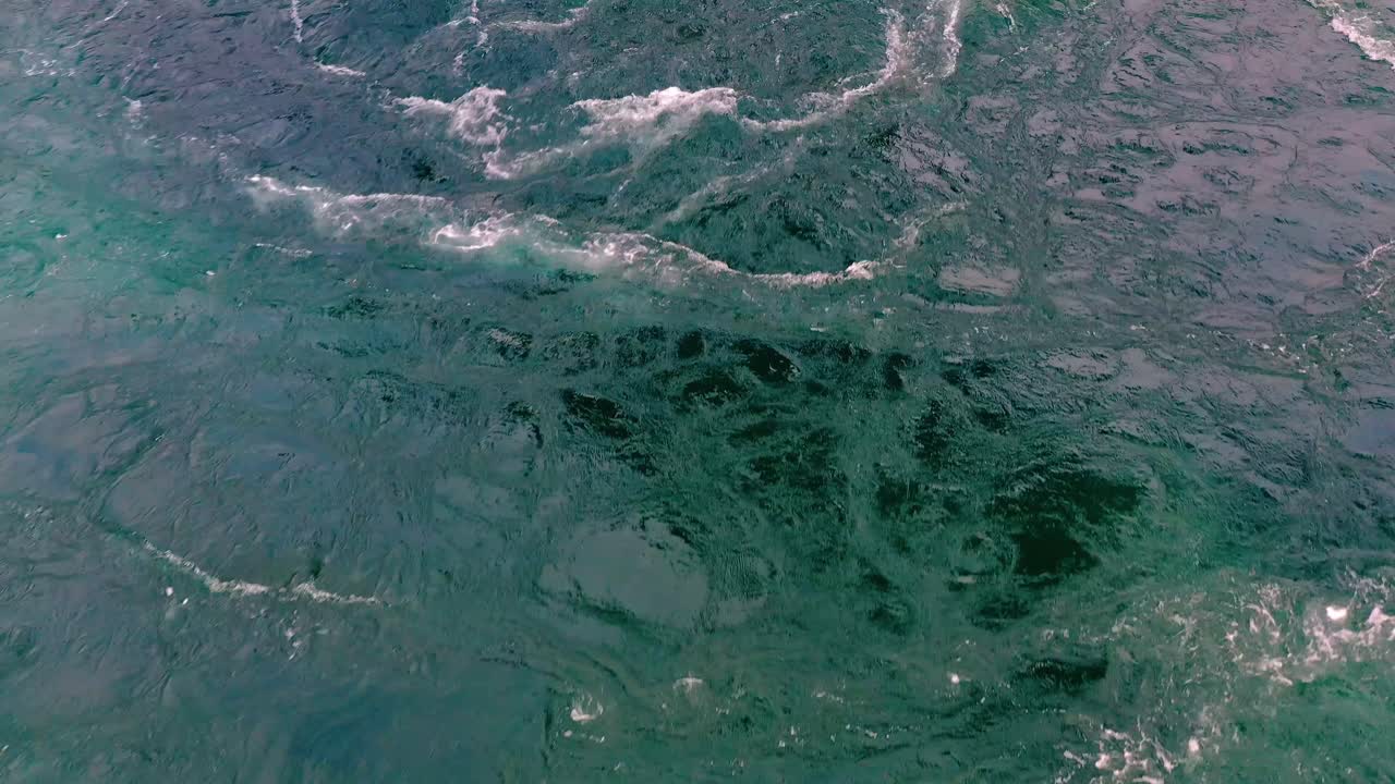 las olas de agua del río y el mar se encuentran durante la marea alta y la marea baja.