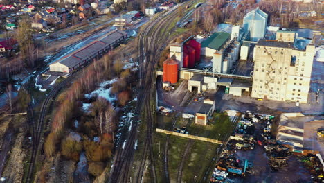 zona industrial con silos de almacenamiento de granos y estación de ferrocarril y vías adyacentes, aérea