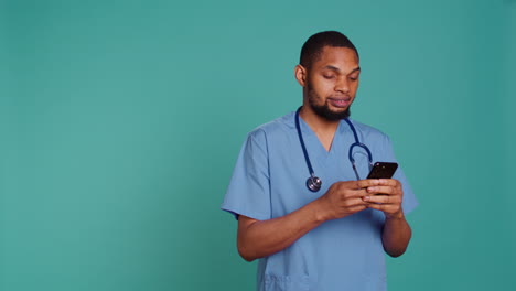 Healthcare-worker-using-smartphone-to-text-friends