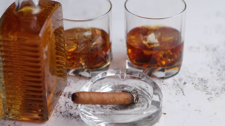 botol dan gelas brendi atau wiski dan cerutu kuba besar yang bagus