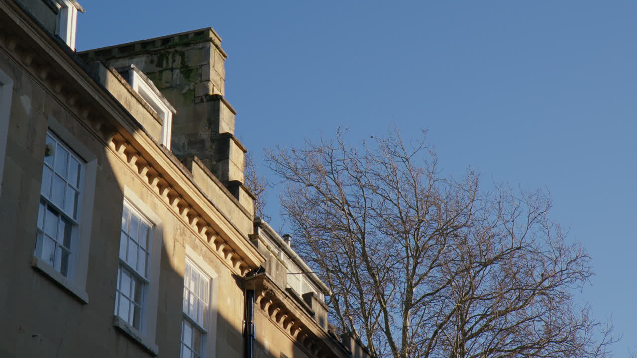 edificio georgiano en bath, inglaterra en un claro día de verano - ángulo bajo