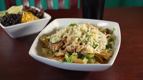 ensalada de fajita de pollo y ensalada de fajita de taco de carne de res en cuencos cuadrados, deslizador 4k