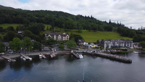 Traffic-moving-through-Waterhead-near-Ambleside-at-Lake-Windermere,-Lake-District