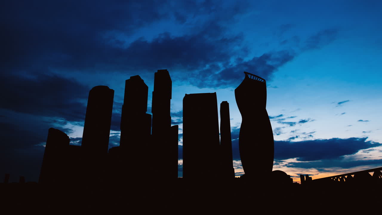 Silueta del horizonte de la ciudad al anochecer