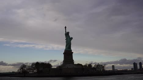 Die-Freiheitsstatue-über-Der-Szene-Des-New-Yorker-Stadtbildes-Am-Flussufer,-Dessen-Standort-Niedrigeres-Manhattan,-Architektur-Und-Gebäude-Mit-Touristischem-Konzept-Ist