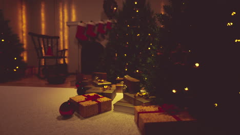 una acogedora escena navideña con regalos y árbol de navidad